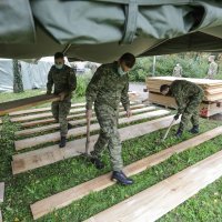 Vojska postavlja šator ispred zgrade Medicinskog fakulteta