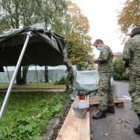 Vojska postavlja šator ispred zgrade Medicinskog fakulteta