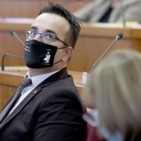 Saborski zastupnici s različitim zaštitnim maskama