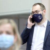 Saborski zastupnici s različitim zaštitnim maskama