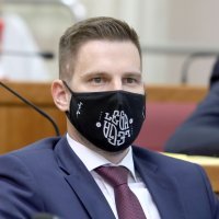 Saborski zastupnici s različitim zaštitnim maskama