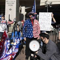 Građani na ulicama reagiraju na brojanje glasova u Pennsylvaniji