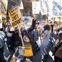 Građani na ulicama reagiraju na brojanje glasova u Pennsylvaniji