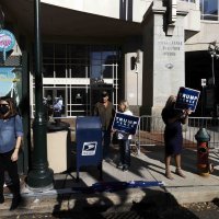 Građani na ulicama reagiraju na brojanje glasova u Pennsylvaniji