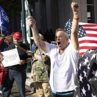 Građani na ulicama reagiraju na brojanje glasova u Pennsylvaniji