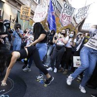 Građani na ulicama reagiraju na brojanje glasova u Pennsylvaniji