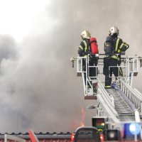 Zagreb: Požar u skladištu u Sesvetama