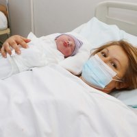 U Općoj bolnici Karlovac carskim rezom uspješno porođena COVID-19 pozitivna majka