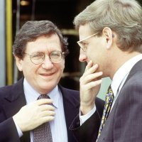 Richard Holbrooke i Carl Bildt čekaju zrakoplov za Sarajevo u listopadu 1995. godine