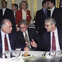 Ruski premijer Viktor Černomirdin i premijer Velike Britanije John Major, zdesna, na ceremoniji doručka u ime predsjednika Francuske Jacquesa Chiraca nakon ceremonije potpisivanja Mirovnog sporazuma o Bosni i Hercegovini parafiranog u Daytonu.