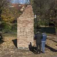 Kukasti križ na spomeniku holokaustu u Varaždinu