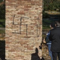 Kukasti križ na spomeniku holokaustu u Varaždinu