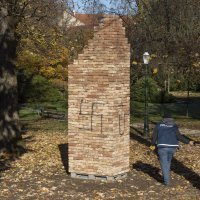 Kukasti križ na spomeniku holokaustu u Varaždinu