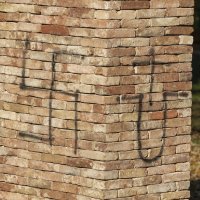 Kukasti križ na spomeniku holokaustu u Varaždinu