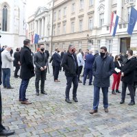 Zagreb: Nakon što je oporba napustila sabornicu obratili su se medijima na Markovom trgu