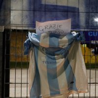 Napulj se oprašta od Maradone