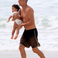 Vincent Cassel i Tina Kunakey s kćerkicom
