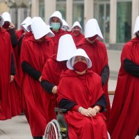 Žene u crvenim haljinama prošetale gradom povodom Dana borbe protiv nasilja nad ženama