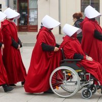 Žene u crvenim haljinama prošetale gradom povodom Dana borbe protiv nasilja nad ženama