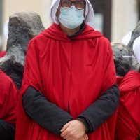 Žene u crvenim haljinama prošetale gradom povodom Dana borbe protiv nasilja nad ženama