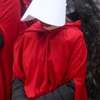 Žene u crvenim haljinama prošetale gradom povodom Dana borbe protiv nasilja nad ženama