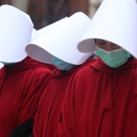 Žene u crvenim haljinama prošetale gradom povodom Dana borbe protiv nasilja nad ženama