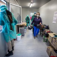 Građani čekaju u redu na testiranje na COVID-19 u KBC Osijek