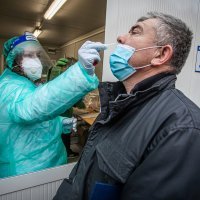 Građani čekaju u redu na testiranje na COVID-19 u KBC Osijek
