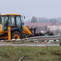 U teškoj prometnoj nesreći kod Zaboka kamion završio na boku