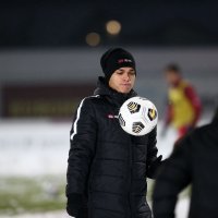 Zagrijavanje sudaca i igrača Gorice i Slaven Belupa na snijegom pokrivenom terenu
