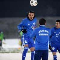 Zagrijavanje sudaca i igrača Gorice i Slaven Belupa na snijegom pokrivenom terenu