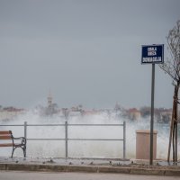 Orkansko jugo uz kišu opustošilo je ulice Zadra