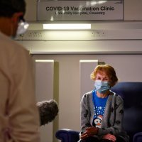Margaret Keenan prva je žena u svijetu koja je primila cjepivo protiv koronavirusa