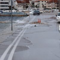 Zbog velike plime more se prelijeva po Obali kneza Trpimira