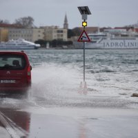 Zbog velike plime more se prelijeva po Obali kneza Trpimira
