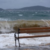 Zbog velike plime more se prelijeva po Obali kneza Trpimira