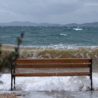 Zbog velike plime more se prelijeva po Obali kneza Trpimira