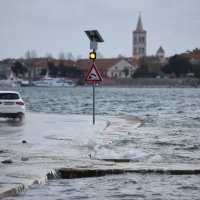 Zbog velike plime more se prelijeva po Obali kneza Trpimira