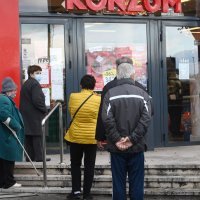 Ispred nekih trgovina već se stvaraju gužve