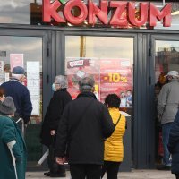 Ispred nekih trgovina već se stvaraju gužve