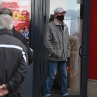 Ispred nekih trgovina već se stvaraju gužve
