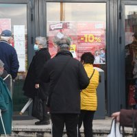 Ispred nekih trgovina već se stvaraju gužve