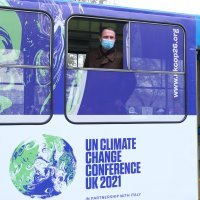 Veleposlanik Velike Britanije Andrew Dalgleish je pustio u promet tramvaj br. 13 brandiran temom COP26