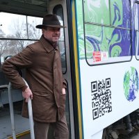 Veleposlanik Velike Britanije Andrew Dalgleish je pustio u promet tramvaj br. 13 brandiran temom COP26