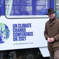 Veleposlanik Velike Britanije Andrew Dalgleish je pustio u promet tramvaj br. 13 brandiran temom COP26