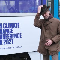 Veleposlanik Velike Britanije Andrew Dalgleish je pustio u promet tramvaj br. 13 brandiran temom COP26