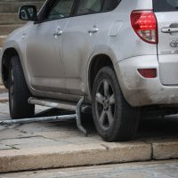 Automobilom se zabio u Narodnu skupštinu Srbije