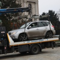 Automobilom se zabio u Narodnu skupštinu Srbije