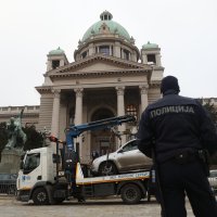 Automobilom se zabio u Narodnu skupštinu Srbije