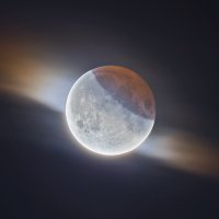 Kategorija 'Naš Mjesec' - Drugo mjesto: HDR Partial Lunar Eclipse With Clouds, autor: Ethan Roberts